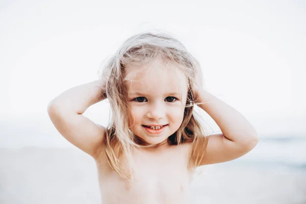 Retrato Bebê Menina Tocando Cabelo Com Mãos Depois Jogar Praia — Fotografia de Stock