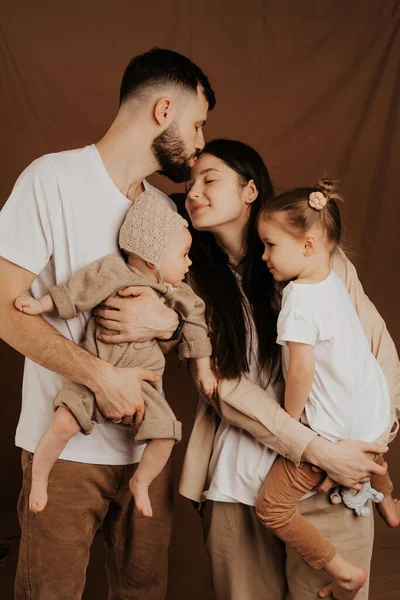 Una Familia Joven Sincera Donde Padre Barbudo Con Estilo Una — Foto de Stock