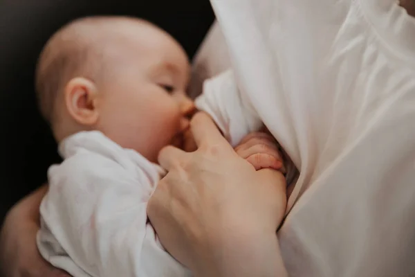 Jovem Mulher Amamentando Seu Bebê Casa Close — Fotografia de Stock