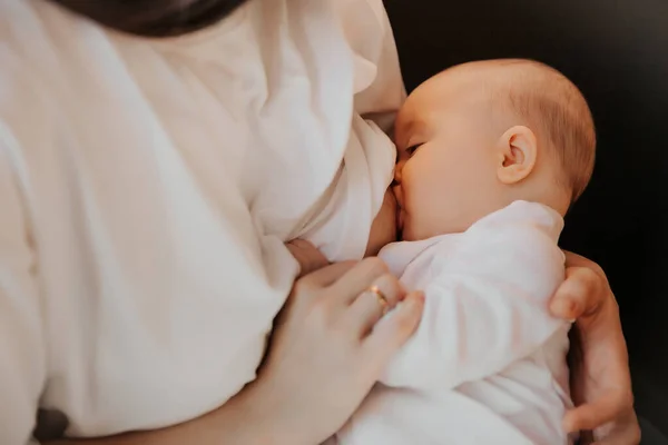 Nutrição Natural Mãe Amamentando Seu Bebê Pequeno Bonito Close Retrato — Fotografia de Stock