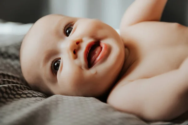 Bonito Bebê Bonito Deitado Brincando Cama Quarto Foto Com Luz — Fotografia de Stock