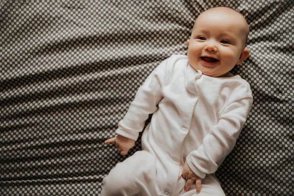 Hermoso Bebé Lindo Acostado Jugando Cama Habitación Foto Con Luz — Foto de Stock