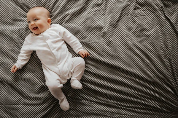 Bellissimo Bambino Carino Sdraiato Giocare Sul Letto Camera Foto Con — Foto Stock