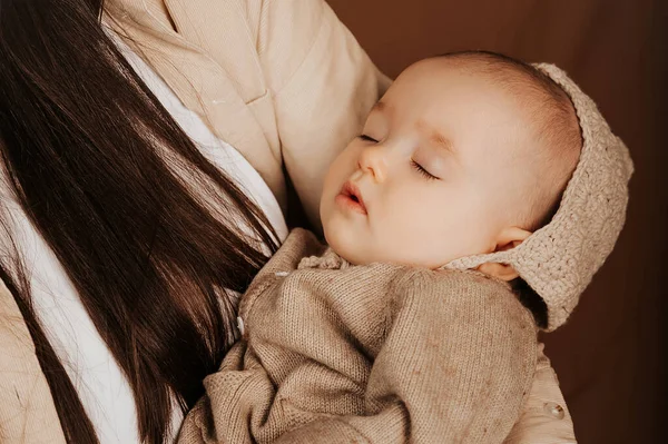 お母さんの腕のかわいい赤ちゃんの肖像画 — ストック写真