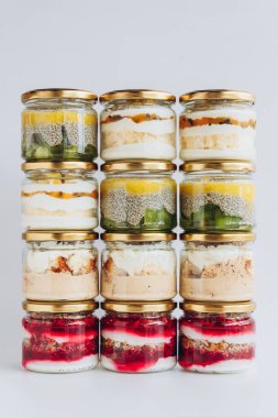 Sağlam bir arka planda kavanozlarda modaya uygun organik tatlılar. Sağlıklı ürünleri olan kafeler, restoranlar ve restoranlar için kavram