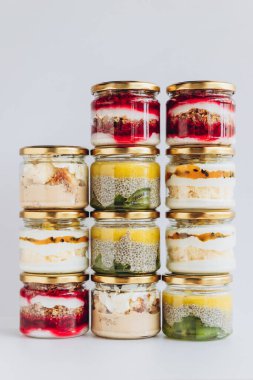 Sağlam bir arka planda kavanozlarda modaya uygun organik tatlılar. Sağlıklı ürünleri olan kafeler, restoranlar ve restoranlar için kavram