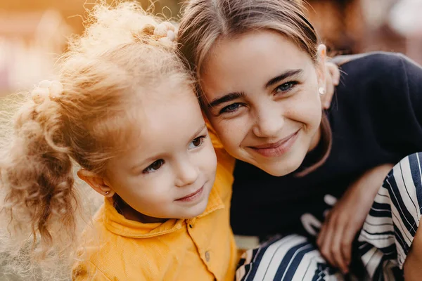 Photo Two Little Sisters Years Old Embracing Smile Photo — Stock Photo, Image