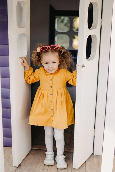 Foto Uma Menina Elegante Com Cabelo Encaracolado Vestido Com Vestido — Fotografia de Stock