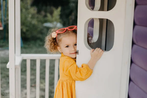 Foto Liten Snygg Flicka Med Lockigt Hår Klädd Gul Klänning — Stockfoto