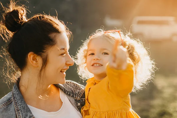 Mamma Och Underbar Dotter Hösten — Stockfoto