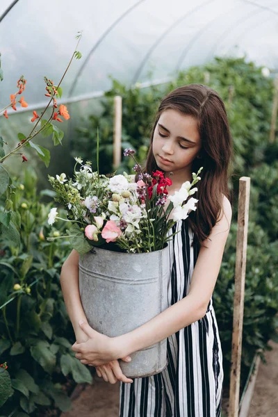 Cute Letnie Dziecko Dziewczyna Niosąc Kosz Pięknych Kwiatów Polu Kwiat — Zdjęcie stockowe