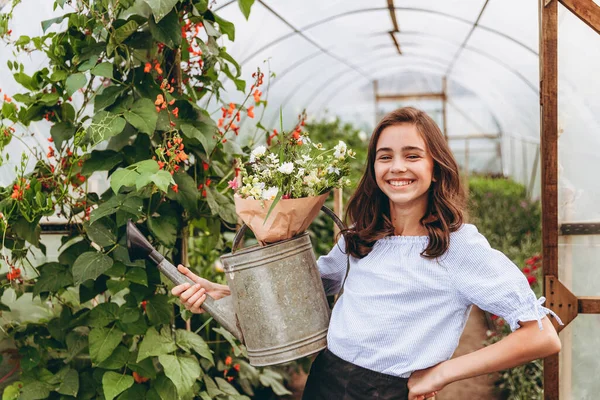 Bonito Menina Anos Idade Carregando Cesta Bela Flor Campo Flores — Fotografia de Stock