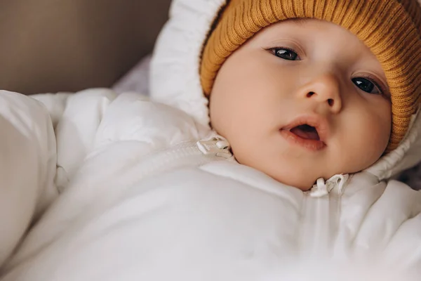 Pequena Menina Bonito Vestido Com Roupas Inverno Deitado Carrinho Passeio — Fotografia de Stock