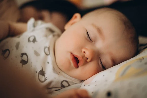 Selektiver Fokus Geräuscheffekt Porträt Eines Babys Das Tagsüber Auf Einem — Stockfoto