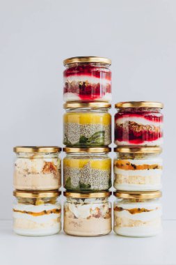 Sağlam bir arka planda kavanozlarda modaya uygun organik tatlılar. Sağlıklı ürünleri olan kafeler, restoranlar ve restoranlar için kavram