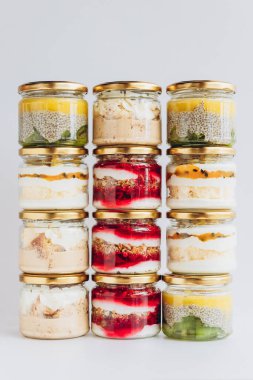 Sağlam bir arka planda kavanozlarda modaya uygun organik tatlılar. Sağlıklı ürünleri olan kafeler, restoranlar ve restoranlar için kavram