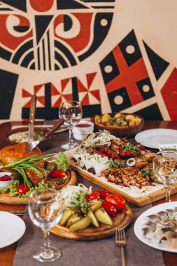 Ukrayna mutfağında servis edilen çeşitli et ve sebze yemekleri köyün yönetim kuruluna sunuldu.