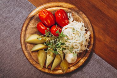 Tahtaya konmuş sebze turşusu.