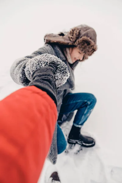 Retrato Una Niña Posando Para Una Foto Temporada Invierno Nevada — Foto de Stock