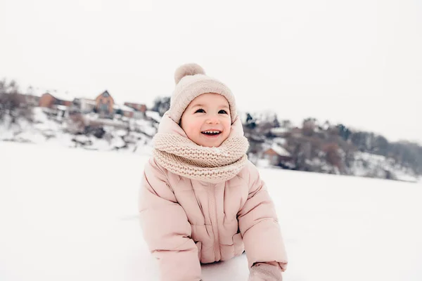 Retrato Una Niña Jugando Nieve Durante Una Caminata Invierno Jugando — Foto de Stock