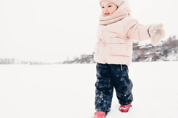 Porträtt Flicka Som Leker Snön Vinterpromenad Och Spelar Snöbollar Rullar — Stockfoto