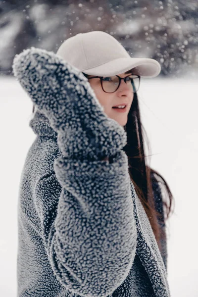 スタイリッシュな冬服を着た魅力的な女の子の肖像画 地元の公園で雪に覆われた氷の湖で写真を撮る女性 — ストック写真