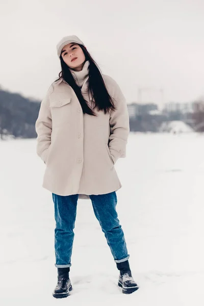Stylowa Zimowa Sesja Zdjęciowa Pięknej Kobiety Środku Lodowatego Jeziora Małym — Zdjęcie stockowe