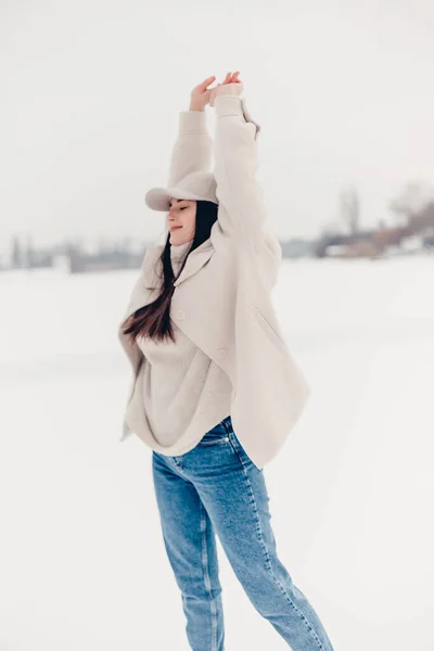 Snygg Vinterfotografering Vacker Kvinna Mitt Isig Sjö Liten Stad — Stockfoto