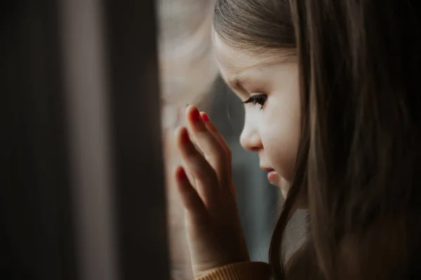 Маленькая Девочка Подоконнике Смотрит Окно Квартиры Многоэтажке — стоковое фото
