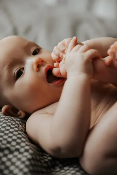 Fotos Caseras Una Chica Bonita Tomada Dormitorio Sus Padres Cuando — Foto de Stock