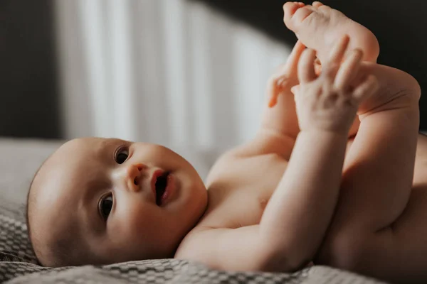 Fotos Caseras Una Chica Bonita Tomada Dormitorio Sus Padres Cuando — Foto de Stock