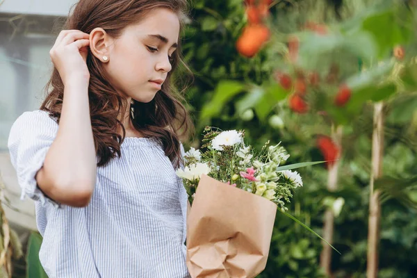 Cute Year Old Child Girl Carrying Basket Beautiful Flower Flower — Stock Photo, Image