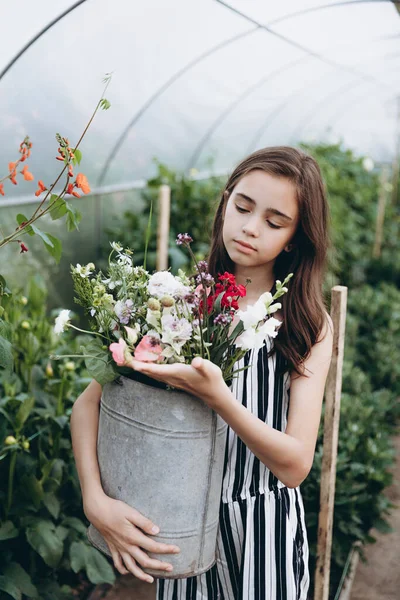 Cute Letnie Dziecko Dziewczyna Niosąc Kosz Pięknych Kwiatów Polu Kwiat — Zdjęcie stockowe