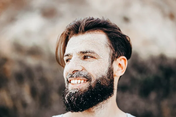 Creatief Portret Van Een Man Met Een Baard Wiens Gezicht — Stockfoto