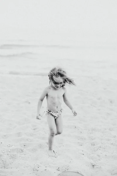 Retrato Uma Menina Brincando Divertindo Junto Oceano — Fotografia de Stock