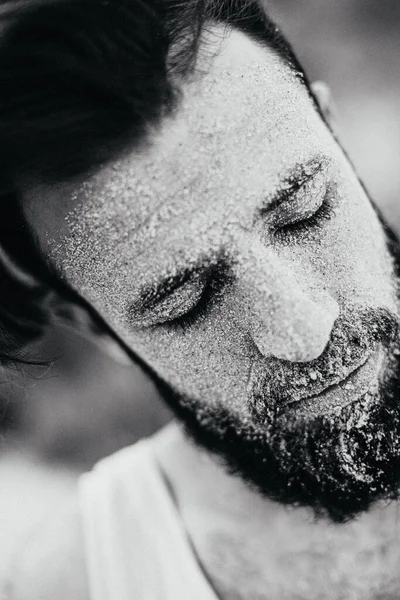 顔が砂の層で覆われた髭の男の創造的な肖像画 — ストック写真