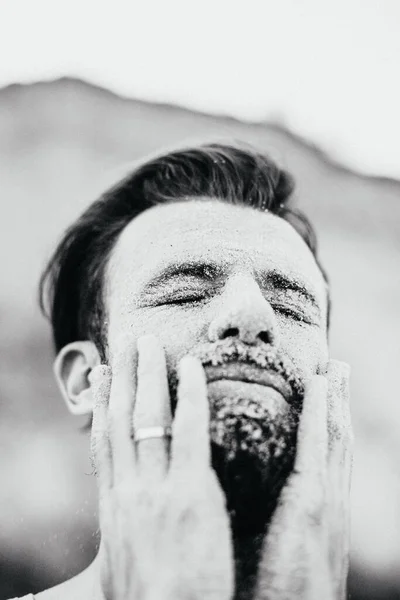 Creatief Portret Van Een Man Met Een Baard Wiens Gezicht — Stockfoto