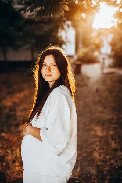 Akşam Güneşinin Arka Planında Güzel Hamile Bir Kadının Instagram Portresi — Stok fotoğraf
