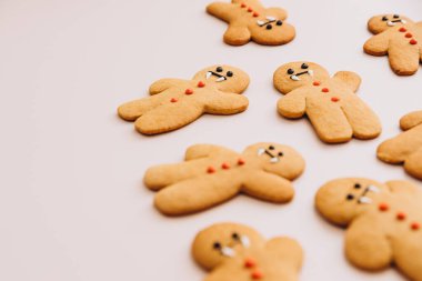 Korkunç cadılar bayramı kurabiyeleri, siyah arka planda seçici odaklı dekorasyon. Cadılar Bayramı tarzı