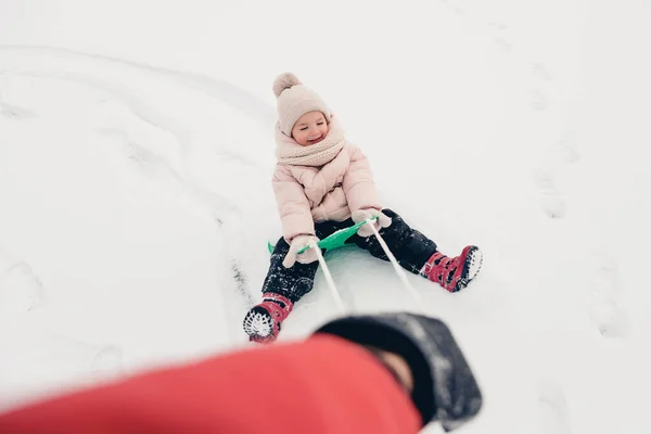 Mamma Och Dotter Vintern Lycklig Familj Njuta Vintern Snöig Dag — Stockfoto