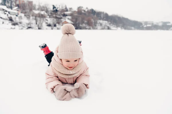 Porträtt Flicka Som Leker Snön Vinterpromenad Och Spelar Snöbollar Rullar — Stockfoto