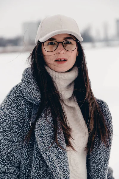 Portret Atrakcyjnej Dziewczyny Ubranej Stylowe Zimowe Ubrania Kobieta Pozująca Zdjęcia — Zdjęcie stockowe