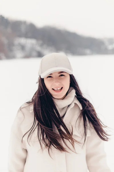 小さな町の氷の湖の真ん中で美しい女性のスタイリッシュな冬の写真撮影 — ストック写真