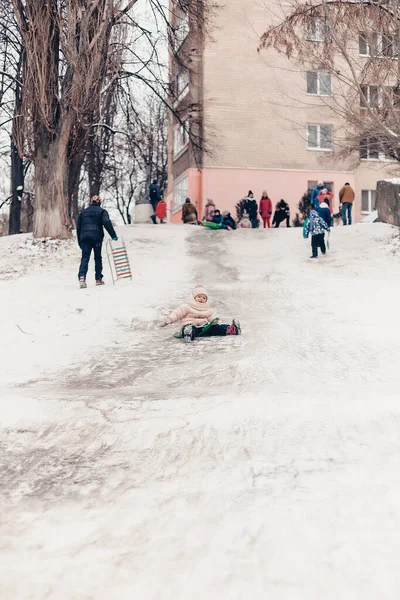 2018 Vinnitsa Ukrajina Holčička Jede Ledové Skluzavce Vedle Starších Dětí — Stock fotografie