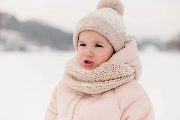 Porträtt Flicka Som Leker Snön Vinterpromenad Och Spelar Snöbollar Rullar — Stockfoto