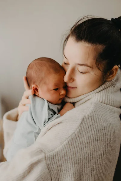 Beautiful Woman Holds Newborn Baby Her Arms — Stock Photo, Image
