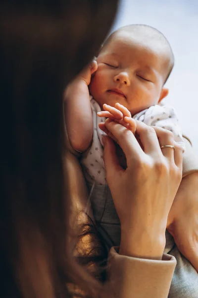 Mãe Amorosa Cuidar Seu Bebé Recém Nascido Casa Feche Retrato — Fotografia de Stock