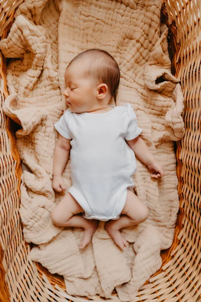 Close Retrato Uma Criança Pequena Cama Seu Quarto Bonito Bebê — Fotografia de Stock