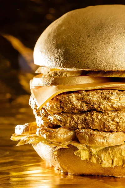 Golden Hamburger Cheeseburger Gold Background — Stock Photo, Image