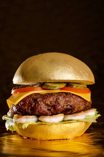 Golden Hamburger Cheeseburger Gold Background — Stock Photo, Image